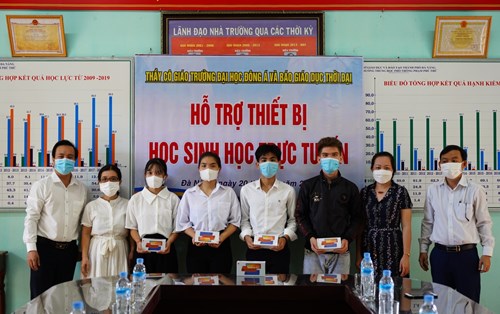 Đại học Đông Á trao hỗ trợ thiết bị học trực tuyến cho học sinh đặc biệt khó khăn