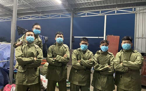 "Biệt đội” SOS cứu hộ xe máy, tiếp sức người dân về quê tránh dịch an toàn