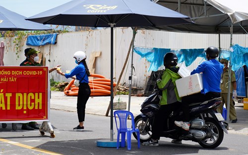 Gửi yêu thương qua những ly nước mía mát lạnh đến tuyến đầu chống dịch