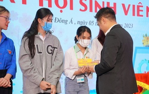 Đại học Đông Á: Trao 200 vé xe về Tết tặng sinh viên miền Trung